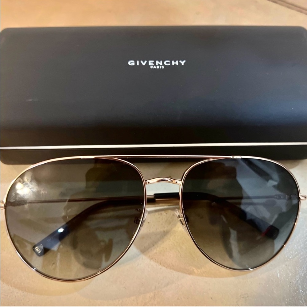 Givenchy aviator, sunglasses new in its case metal looks rose gold